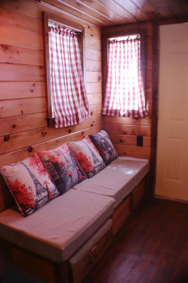 Storybook Village Pine Cove Extérieur photo
